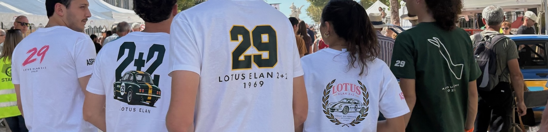Cinq personnes de dos portant les t-shirts personnalisés Presstee au Circuit des Remparts d’Angoulême, motif Lotus Elan 2+2 1969.