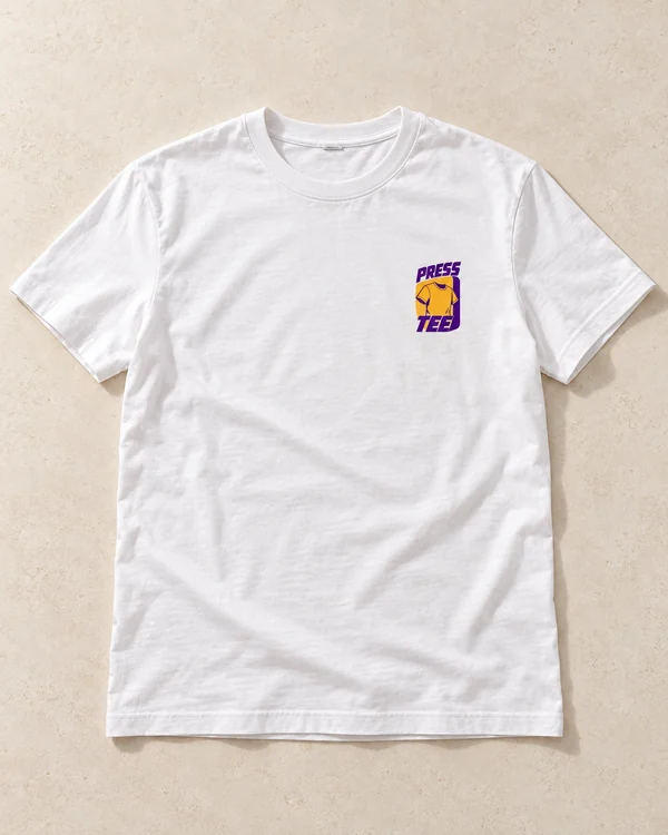 Vue de présentation de la face du t-shirt Presstee, petit logo violet et jaune sur la poitrine.